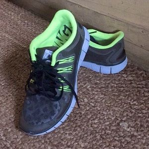 NIKE FREE RUN 5.0 LEOPARD OLIVE NEON SNEAKER 8 9.5